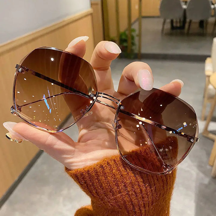 Brand Design 2025 Fashion New Polygonal Metal Sunglasses Retro Ladies Glasses Classic Trend Luxury Driving Travel Eyewear